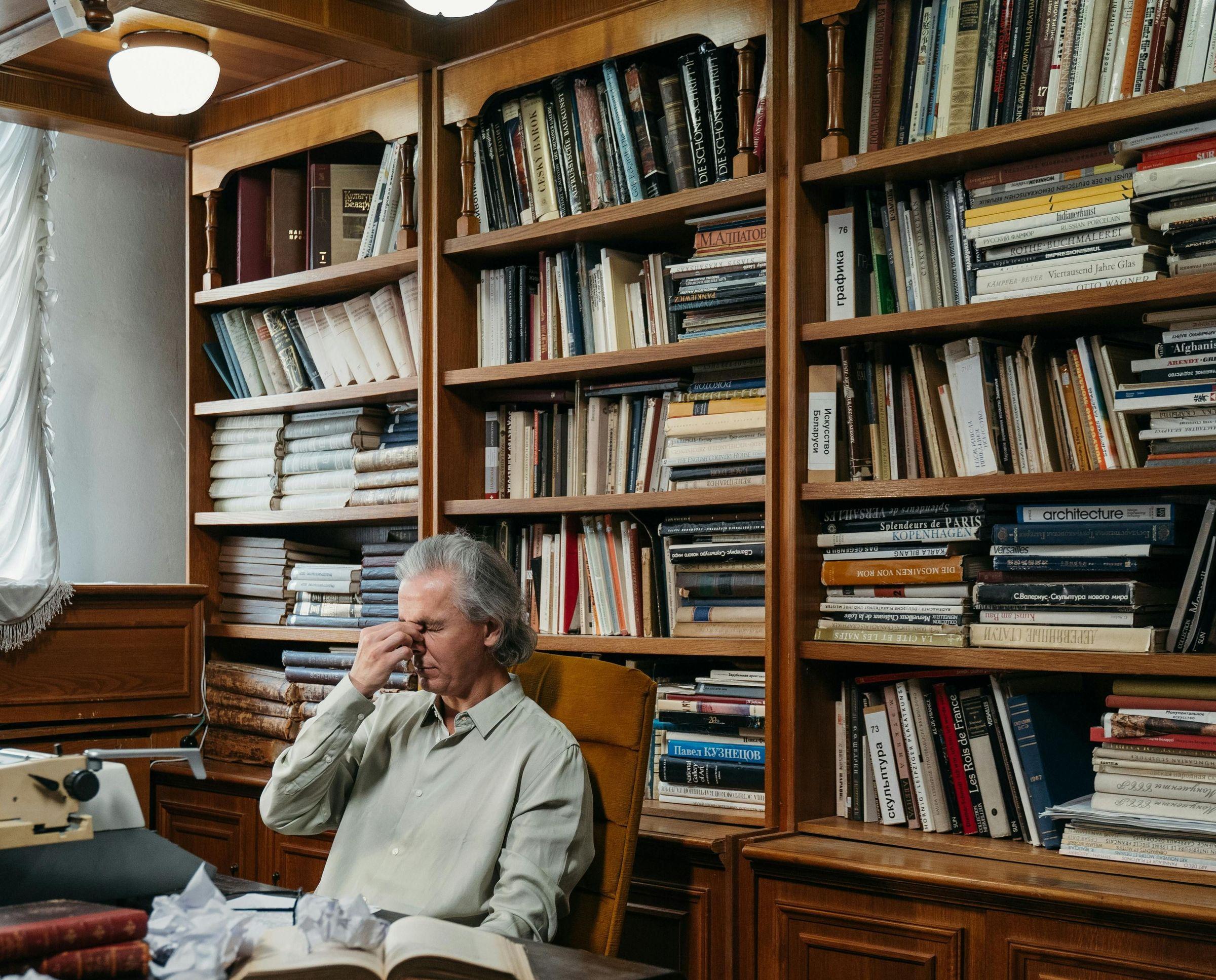 Ein Molekülmodell aus silbernen Stäben und dunkelblauen Kugeln steht auf einem Blatt mit wissenschaftlichen Skizzen. Die Umgebung mit Laptops und Büromaterialien vermittelt eine Hightech-Forschungsatmosphäre.